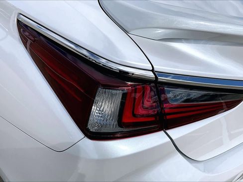 Used 2024 Lexus ES 300h w/ Premium Package image 29