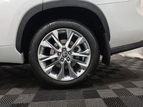 Used 2026 Toyota Highlander Limited AWD/4WD image 32