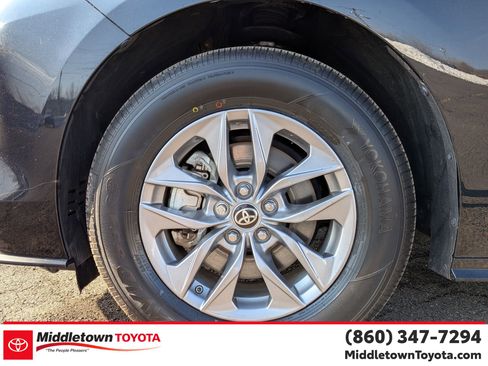 Used 2024 Toyota Sienna LE image 9