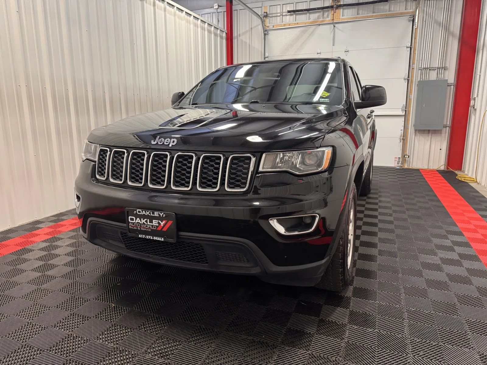 Used 2017 Jeep Grand Cherokee Laredo w/ Quick Order Package 23E AWD/4WD image 9