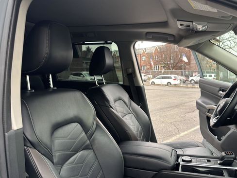 Used 2023 Nissan Pathfinder Platinum image 38