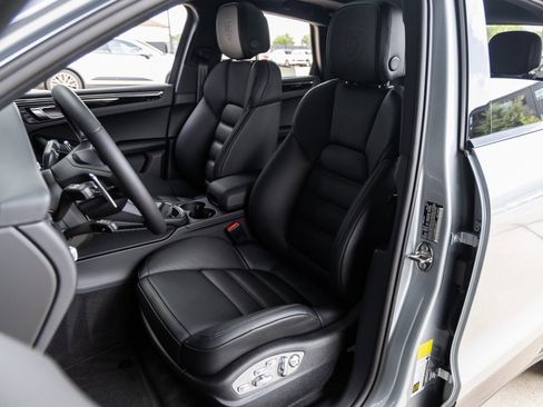 Certified 2025 Porsche Macan image 5