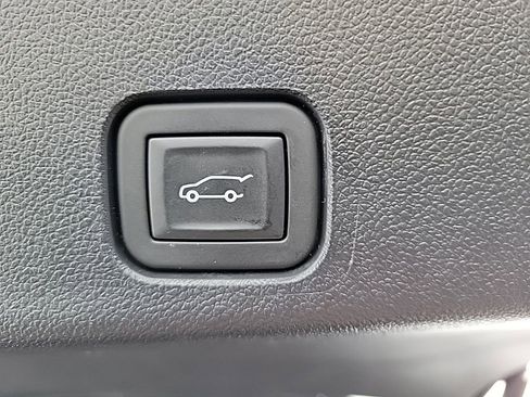 Used 2025 Chevrolet Traverse RS image 14