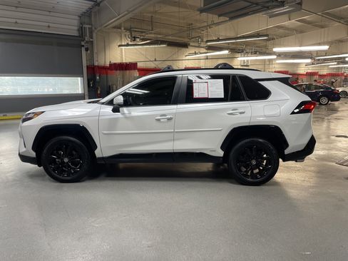 Used 2025 Toyota RAV4 SE image 7