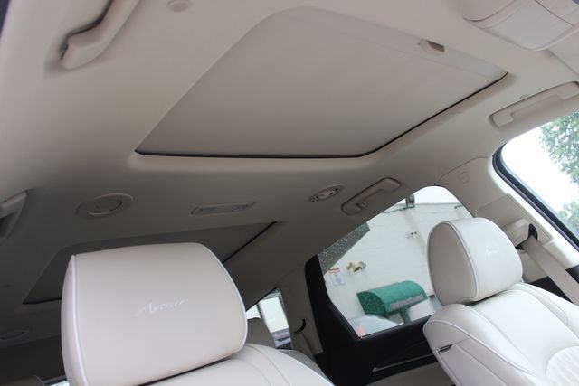 Used 2024 Buick Enclave Avenir w/ Avenir Technology Package AWD/4WD image 7