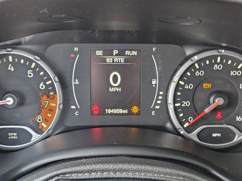 Used 2016 Jeep Renegade Latitude AWD/4WD image 19