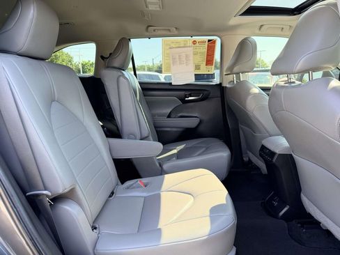 Used 2023 Toyota Highlander XLE FWD image 19