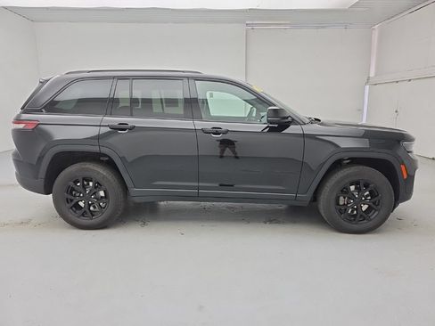 Used 2025 Jeep Grand Cherokee Altitude AWD/4WD image 13