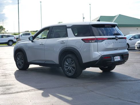 Used 2024 Nissan Pathfinder S AWD/4WD image 5
