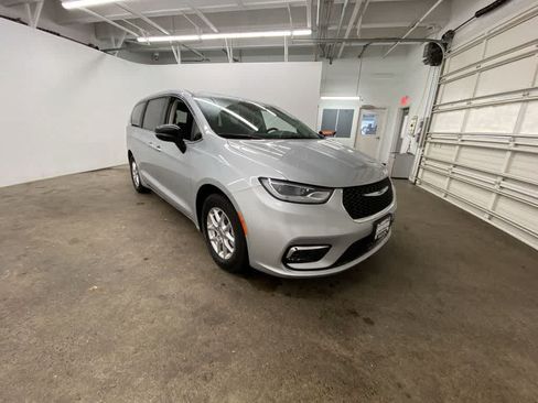 Used 2024 Chrysler Pacifica Touring-L FWD image 8