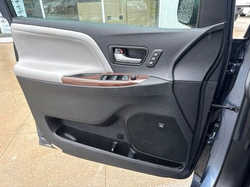 Used 2017 Toyota Sienna Limited AWD/4WD image 26