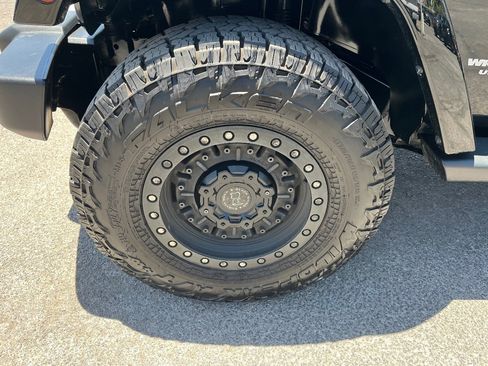 Used 2015 Jeep Wrangler Unlimited Sahara w/ Connectivity Group AWD/4WD image 33
