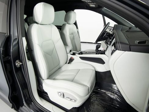 Certified 2026 Porsche Macan AWD/4WD image 32