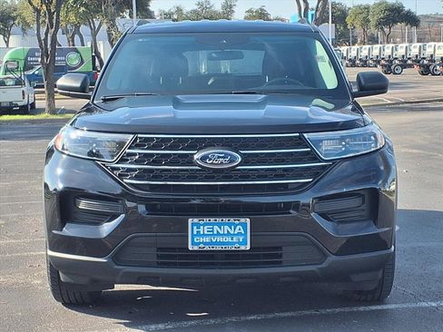 Used 2023 Ford Explorer XLT image 2
