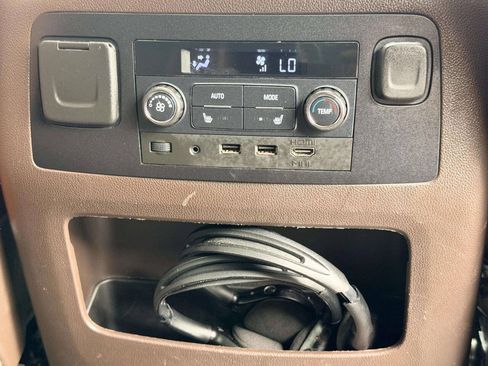 Used 2018 Chevrolet Suburban Premier AWD/4WD image 33