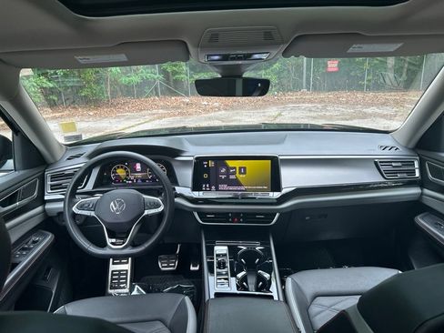 Used 2024 Volkswagen Atlas Peak Edition SE AWD/4WD image 29