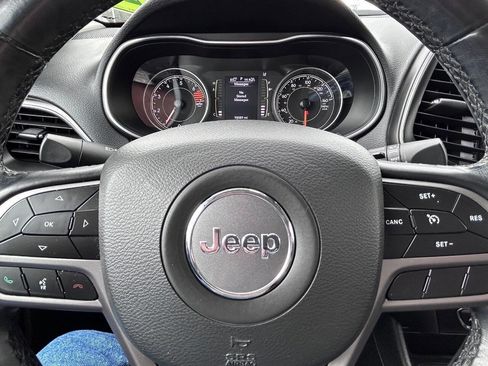 Used 2021 Jeep Cherokee Latitude Plus AWD/4WD image 17