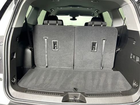 Used 2023 GMC Acadia SLE image 28