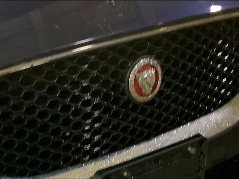 Used 2017 Jaguar XE Premium image 29