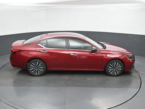 Used 2025 Nissan Altima 2.5 SV FWD image 32
