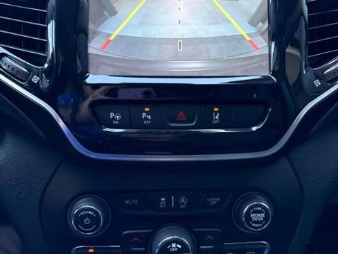 Used 2021 Jeep Cherokee Limited AWD/4WD image 10