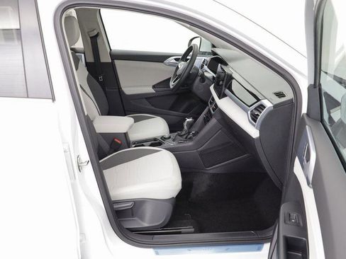 New 2025 Volkswagen Taos SE w/ Panoramic Sunroof Package image 19