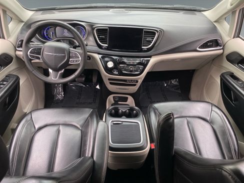 Used 2023 Chrysler Pacifica Touring-L FWD image 10