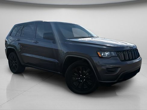 Used 2017 Jeep Grand Cherokee Altitude AWD/4WD image 2
