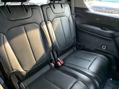 Used 2023 Jeep Grand Cherokee L Limited w/ Luxury Tech Group II AWD/4WD image 14