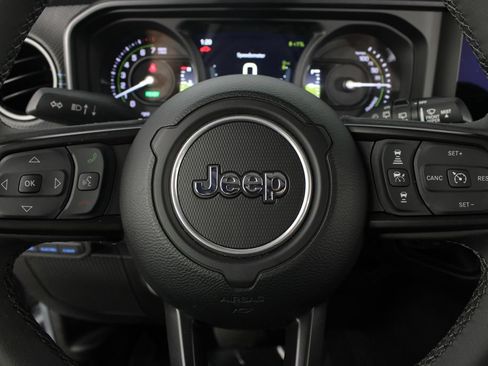Used 2025 Jeep Wrangler Unlimited Rubicon 4xe AWD/4WD image 12