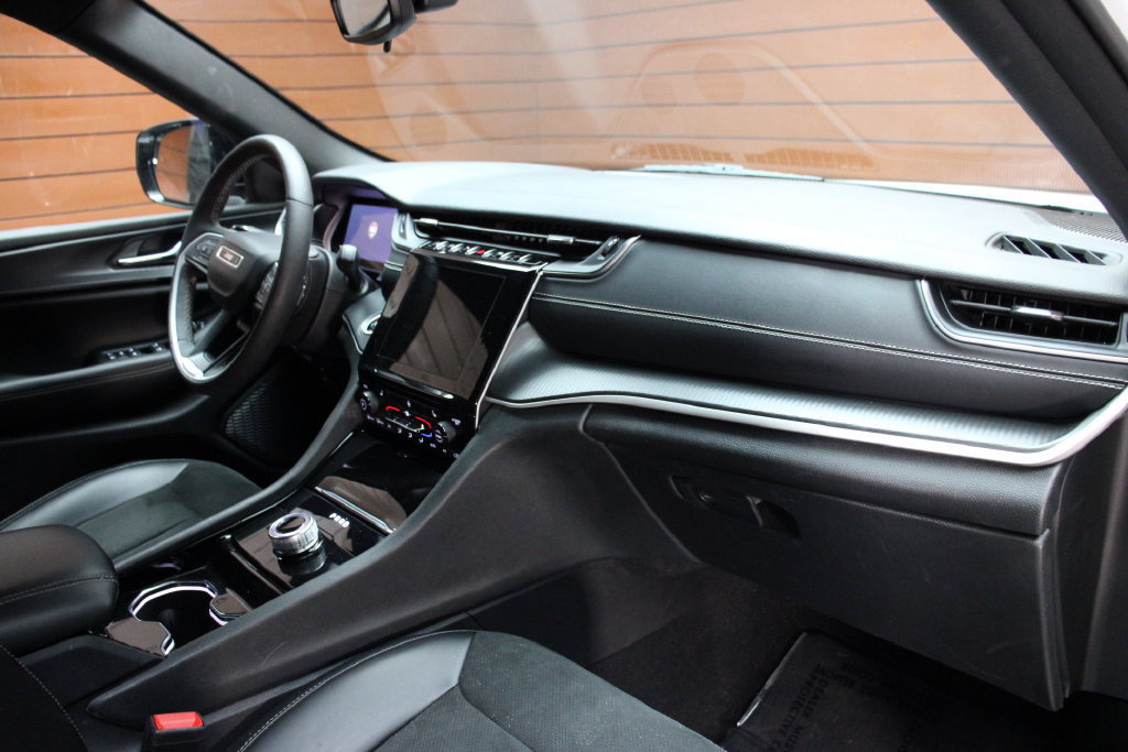 Used 2023 Jeep Grand Cherokee L Laredo RWD image 5
