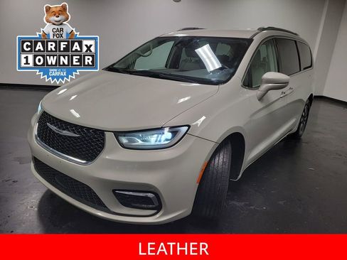 Used 2021 Chrysler Pacifica Touring-L FWD image 4
