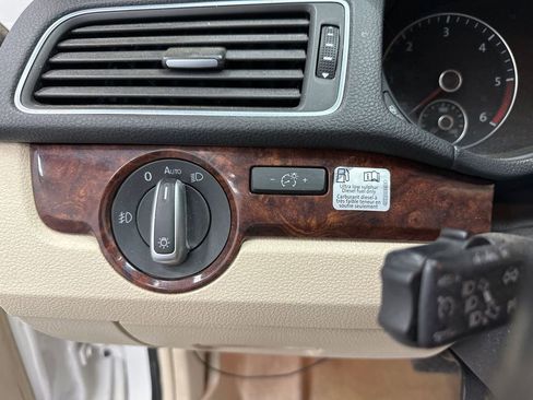 Used 2013 Volkswagen Passat TDI SEL Premium image 11