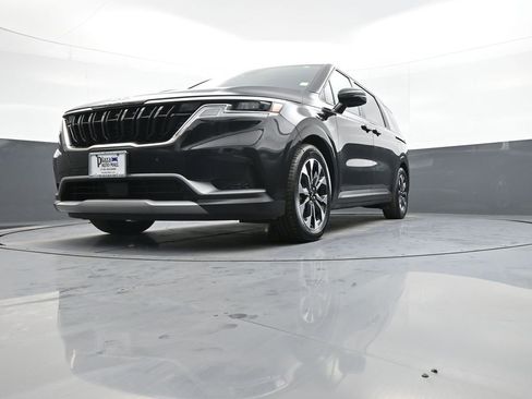 Used 2023 Kia Carnival EX image 27