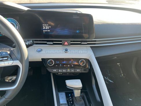 Used 2025 Hyundai Elantra Limited image 18