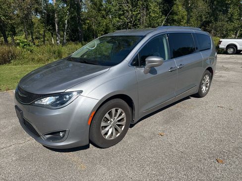 Used 2018 Chrysler Pacifica Touring-L FWD image 2