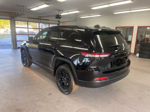New 2025 Jeep Grand Cherokee Altitude image 11