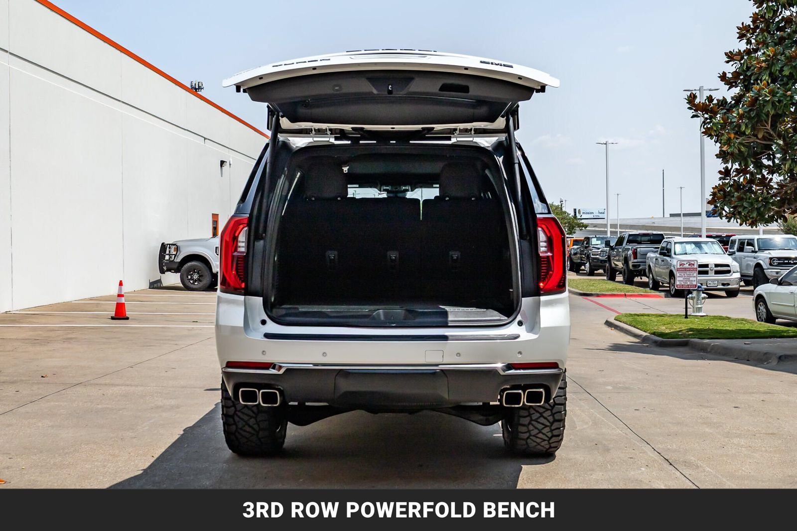 Used 2025 GMC Yukon Denali Ultimate AWD/4WD image 9