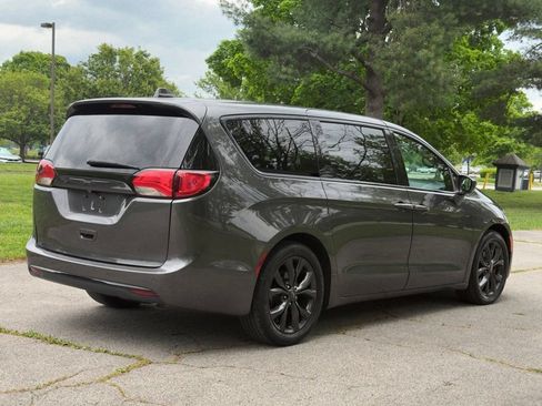 Used 2020 Chrysler Pacifica Touring w/ S Appearance Package FWD image 3