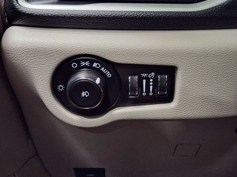 Used 2022 Chrysler Pacifica Touring-L w/ Uconnect Theater Family Group AWD/4WD image 43