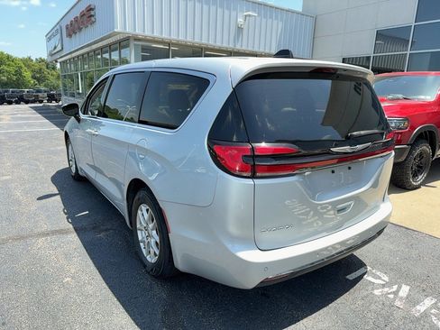 Certified 2024 Chrysler Pacifica Touring-L FWD image 8
