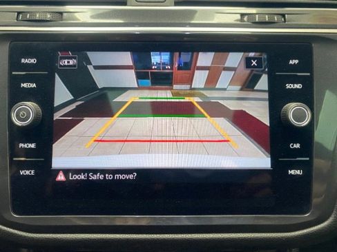 Used 2023 Volkswagen Tiguan SE w/ Panoramic Sunroof Package image 34