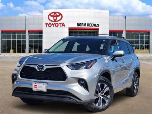 Used 2025 Toyota Highlander XLE image 1