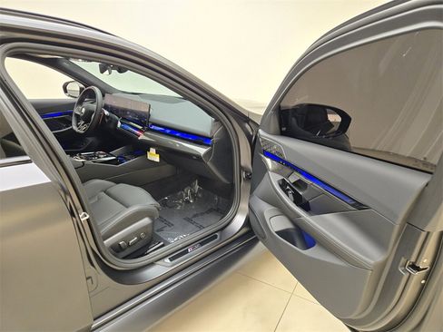 Used 2025 BMW M5 Touring image 27