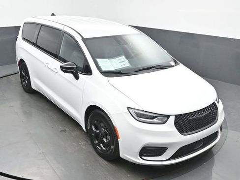 Used 2024 Chrysler Pacifica Limited FWD image 45