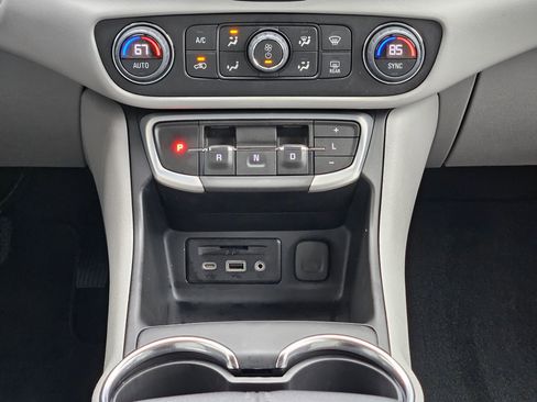 Used 2024 GMC Terrain SLT image 13