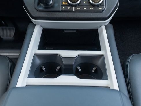 New 2025 Land Rover Defender 110 X-Dynamic SE image 19