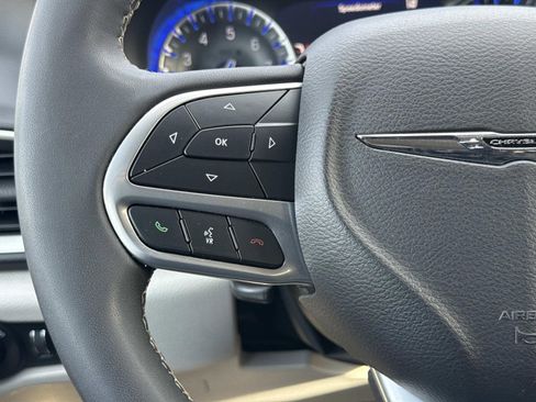 Used 2022 Chrysler Pacifica Touring-L image 14
