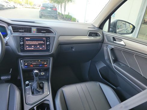 Used 2022 Volkswagen Tiguan SE w/ Panoramic Sunroof Package FWD image 22