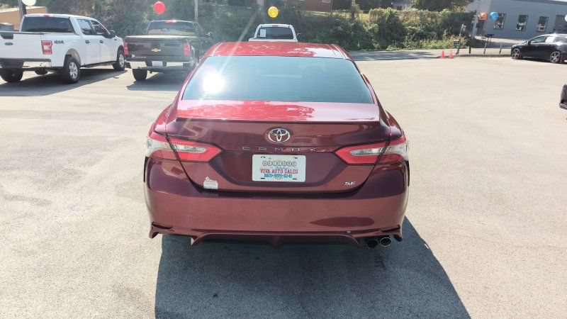 Used 2018 Toyota Camry SE w/ Moonroof Package FWD image 4